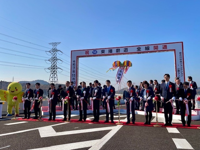 テープカットの様子