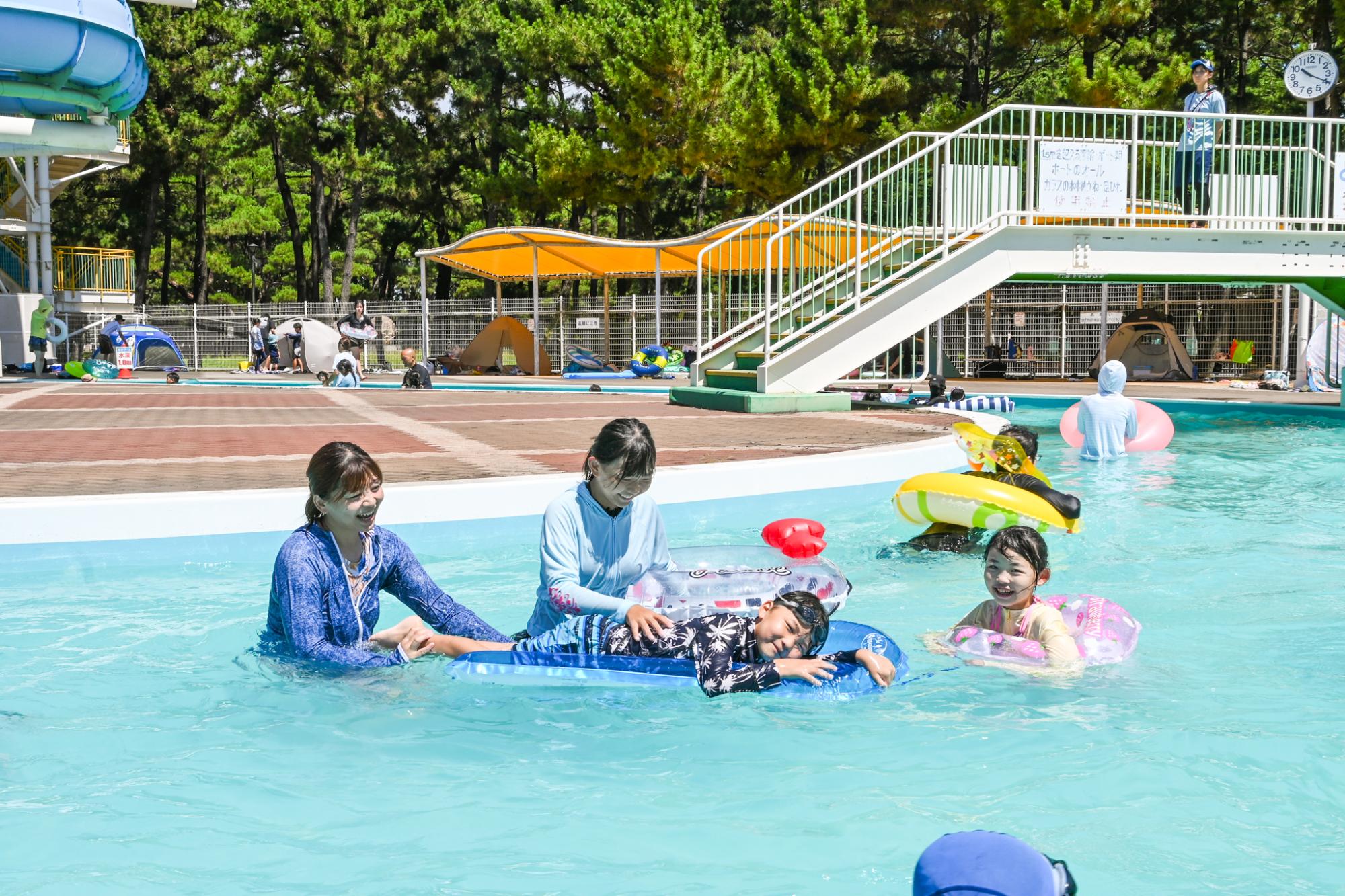 家族4人で流れるプールでのんびりするしんたろうファミリー