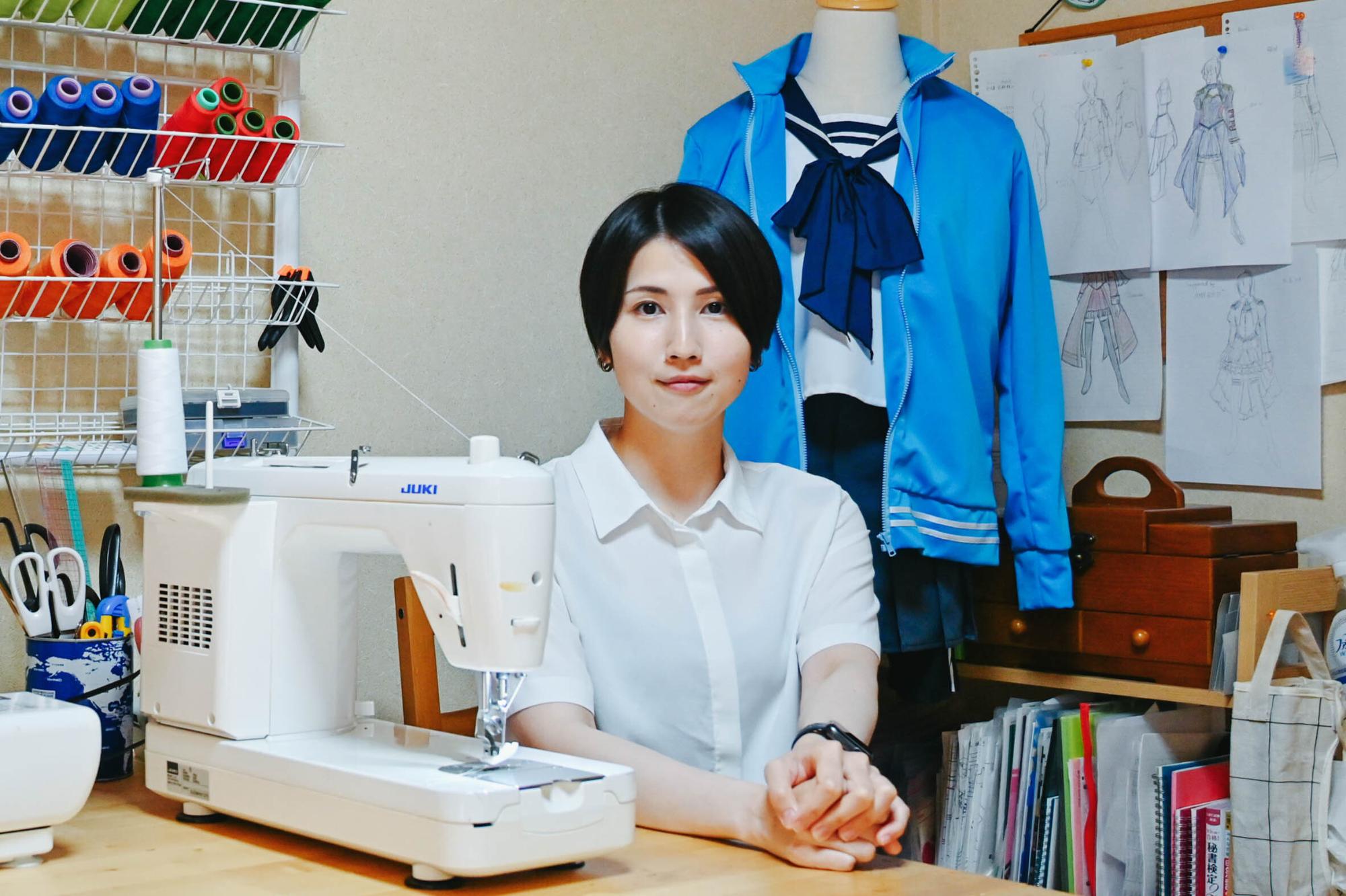 普段の作業場所で写る桃井さん
