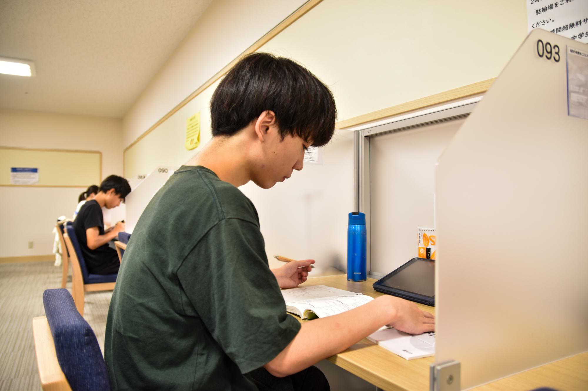 自習室で勉強する大学生