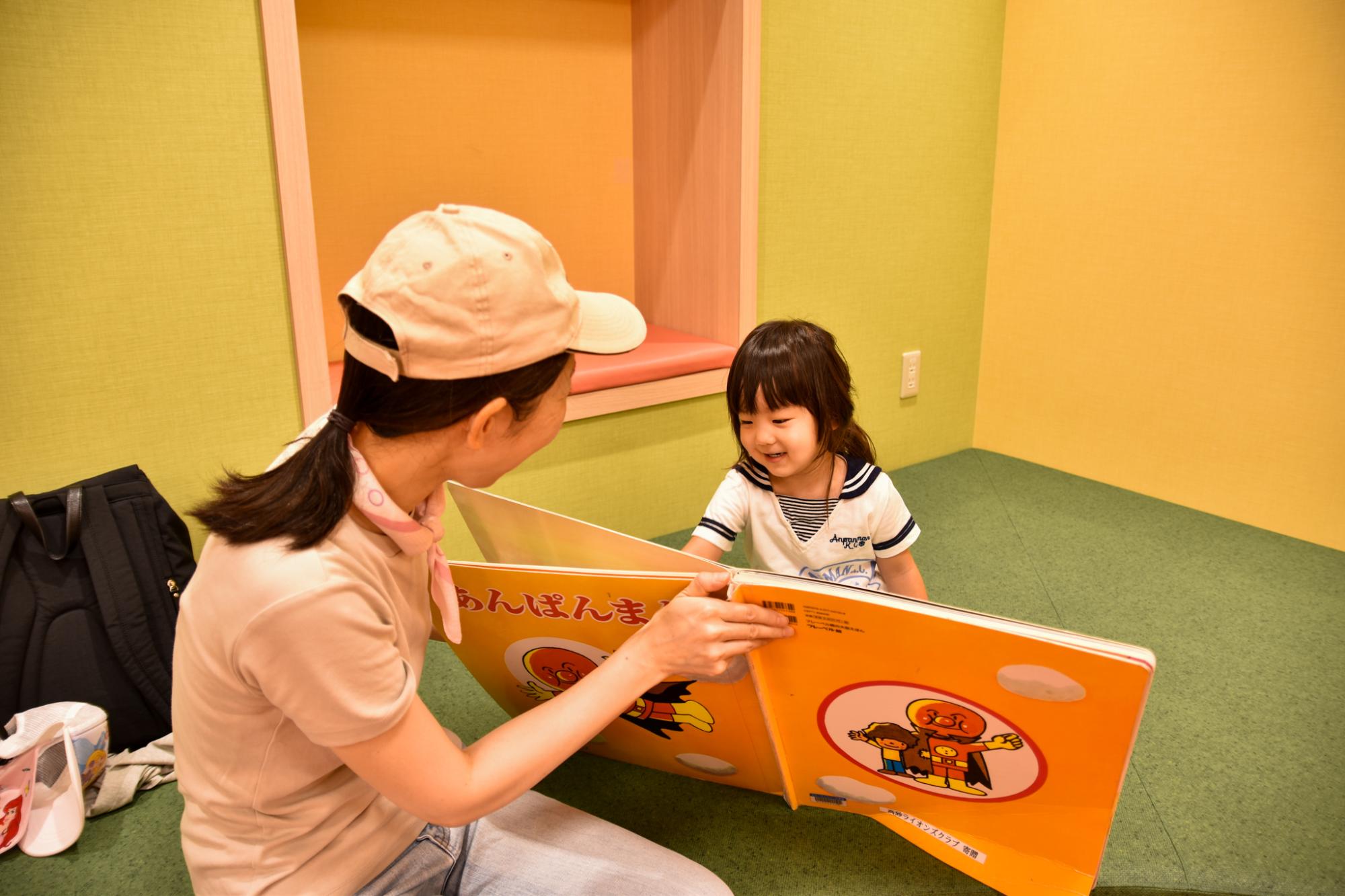 こどもに本を読むお母さん