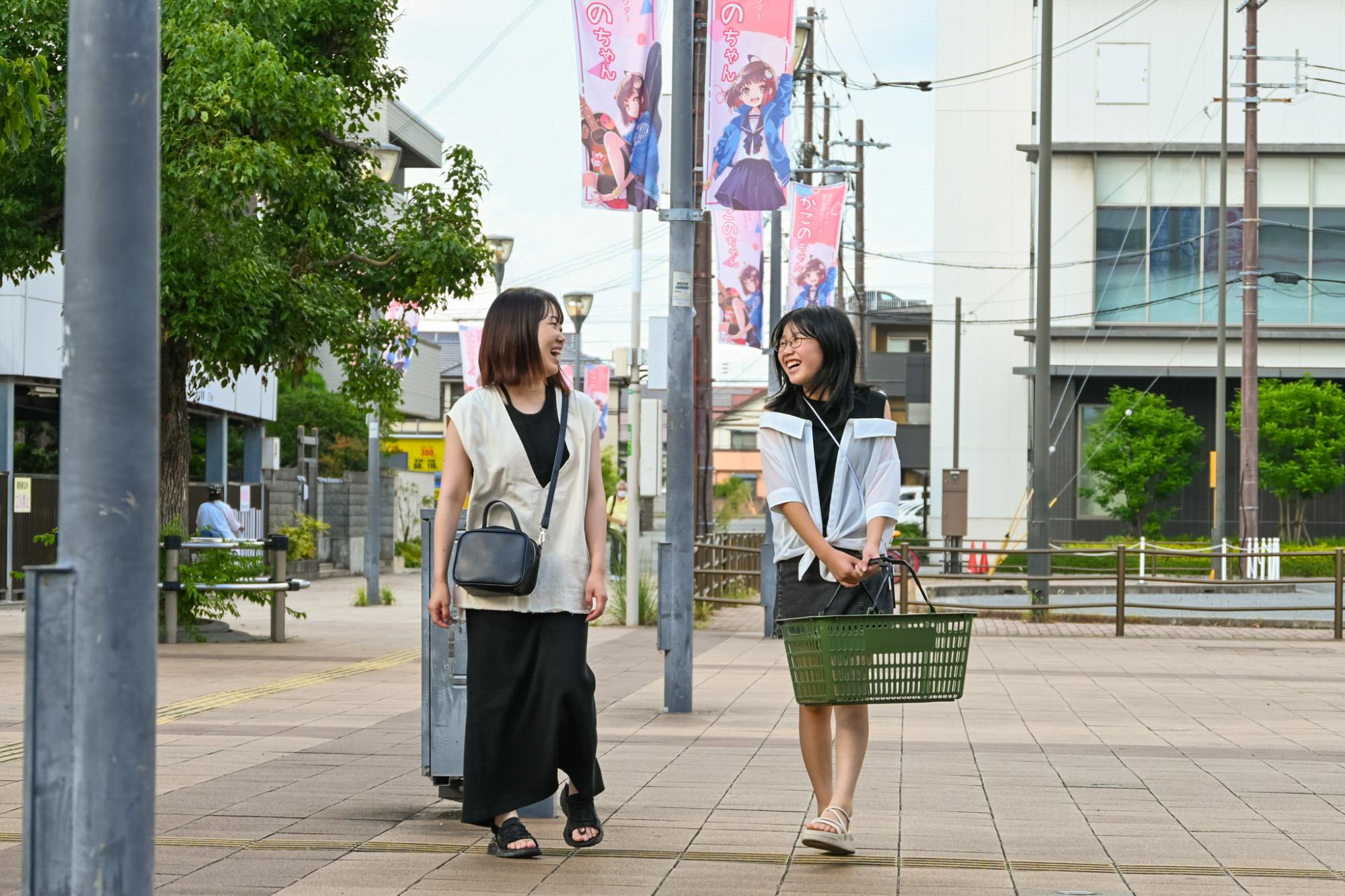 楽しくおしゃべりしながら買い物に向かう親子