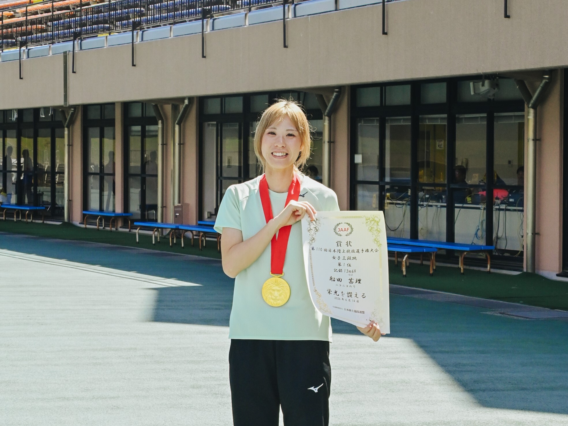 日本選手権の金メダルと賞状を見せる船田さん