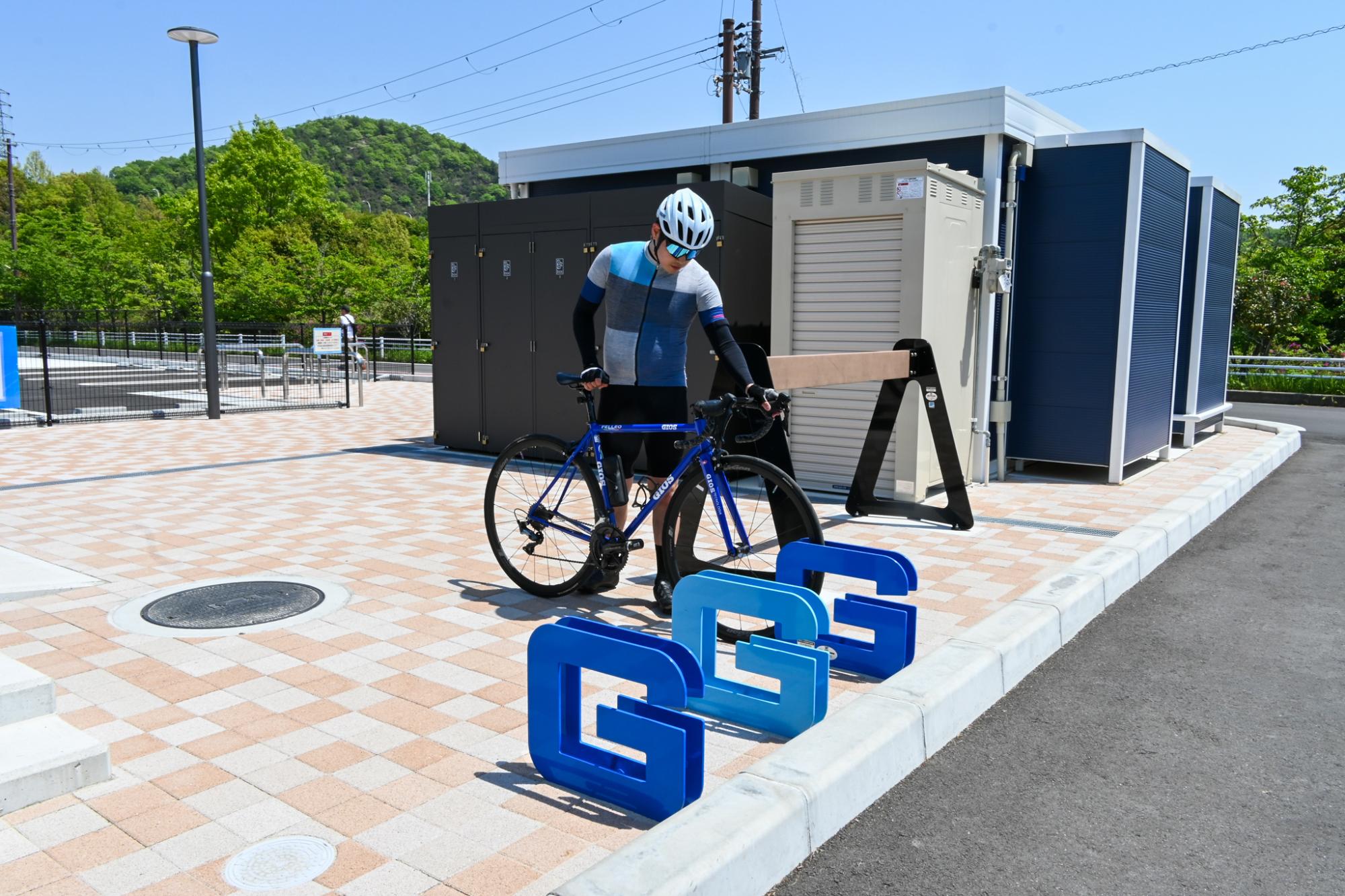 ロードバイクを駐輪する男性