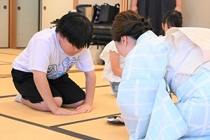 作法を実践する参加者