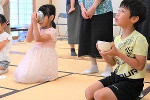 お茶を飲む参加者