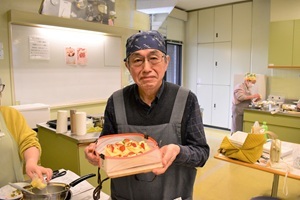 出来上がったケーキを掲げる参加者