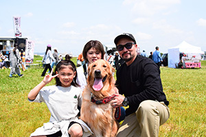 イベントに参加したゴールデンレトリバーを連れた家族