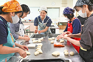 生地を分けて成形する講師と生徒