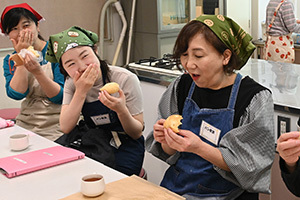 笑顔で試食する生徒