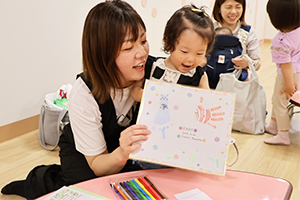出来上がった作品を持って笑顔の親子
