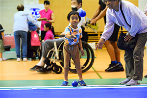 ボッチャのボールを投げる子ども