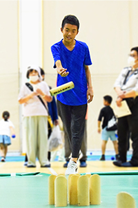 モルックの棒を投げる男の子