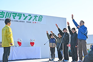 選手宣誓をする5人家族