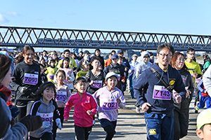笑顔で走るファミリー2キロの参加者