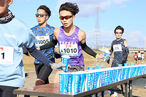 給水するランナー