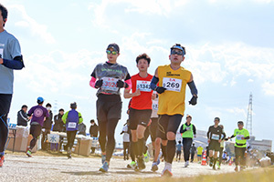 後半に向けて走るランナーたち