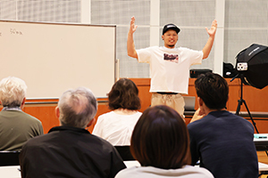 視覚で認識する範囲を説明する講師