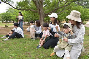 むすんでひらいてをする参加者