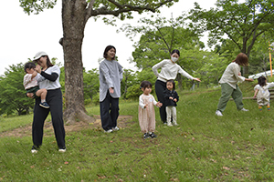 リズムをとって踊る参加者
