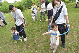 フープに入る親子