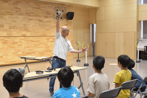 ドローンを手に説明する講師