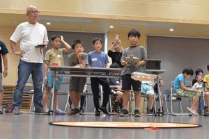 ドローンを操作する男の子