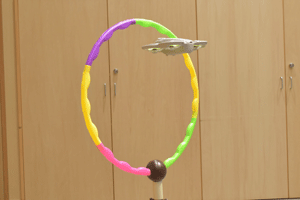 輪をくぐるドローン