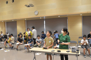 ドローンを操作する参加者