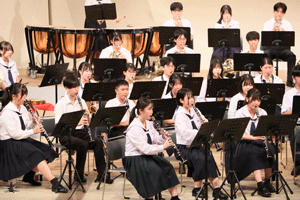 演奏する加古川東高校