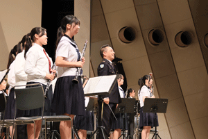 拍手を浴びる柴田さんとリーダーズバンド