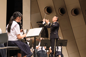 リーダーズバンドの指揮をする柴田さん