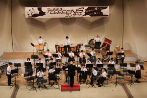 演奏する陵南中学校