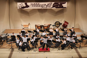 演奏する陵南中学校