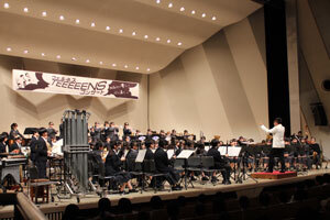 演奏する加古川・氷丘中学校の合同バンド