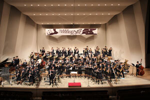 演奏する加古川・氷丘中学校の合同バンド