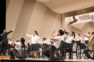 ポーズを決める生徒