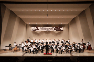 演奏する加古川西高校