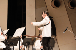 指揮をする生徒