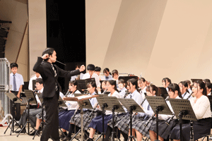 合同バンドと指揮をする先生