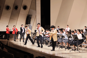 タンバリンを手に踊る生徒