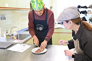 魚を捌く参加者