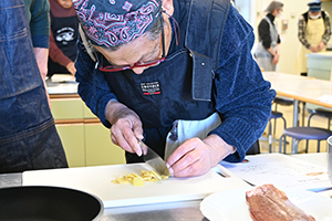 みじん切りをする参加者