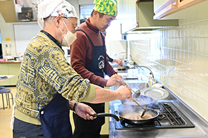 魚を煮付ける参加者