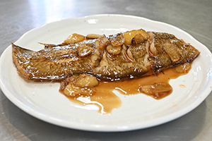 完成した魚の煮つけ