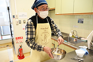 卵を混ぜる参加者