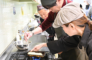焼き加減を指導している様子