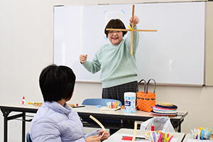 編み方の説明を行う講師