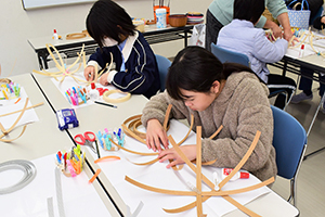 籠の底面を作る参加者