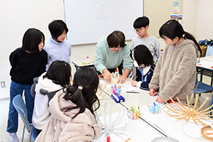 講師のお手本を見る参加者